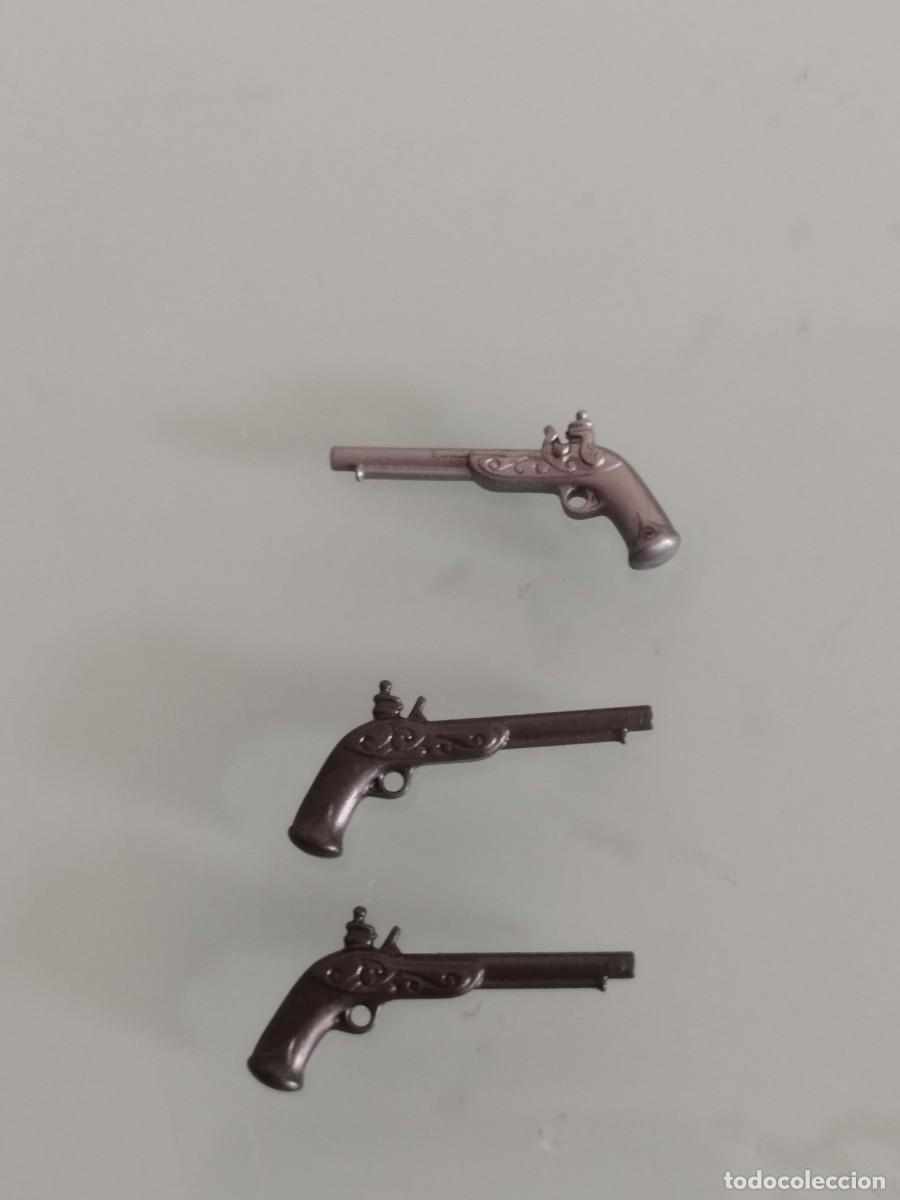 Playmobil: Figura Playmobil. Tres pistolas de chispa. Piratas y mosqueteros.
