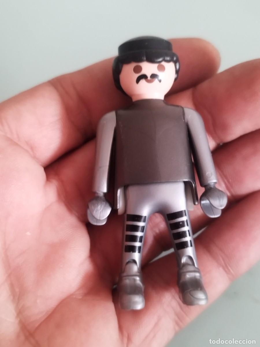 Playmobil: Figura Playmobil. Hombre con bigote, barba. Vestidos plateado.