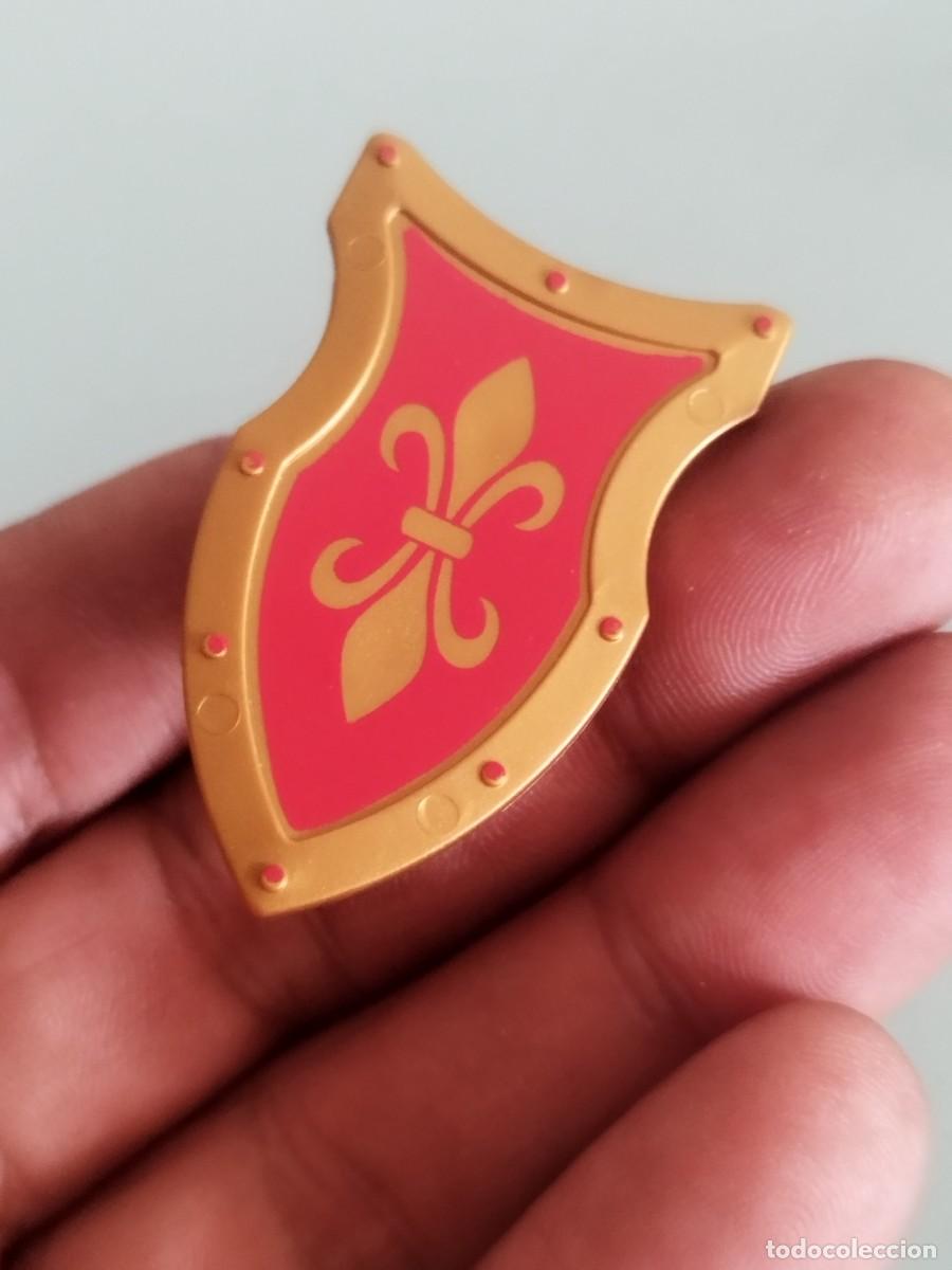 Playmobil: Figura Playmobil. Escudo medieval con flor de lis en tonos rojo y dorado.