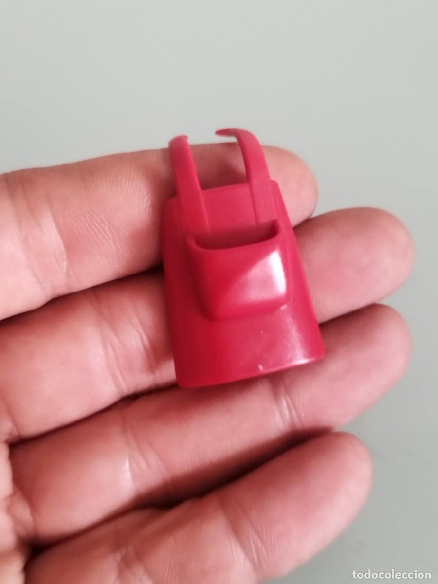 Playmobil: Figura Playmobil. Mandil o delantal de color rojo.