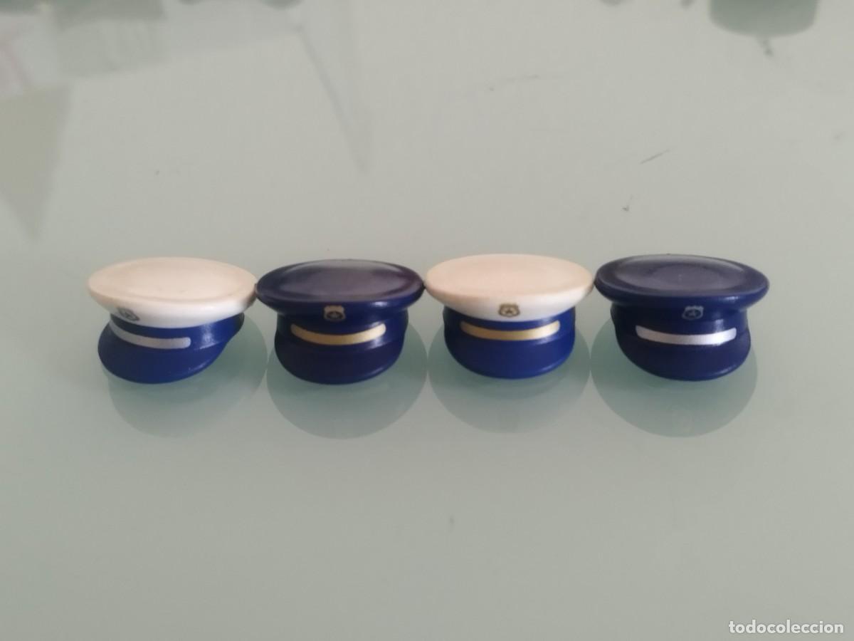 Playmobil: Figura Playmobil. 4 gorras de plato y quepis. De polic&iacute;as agentes o mandos.