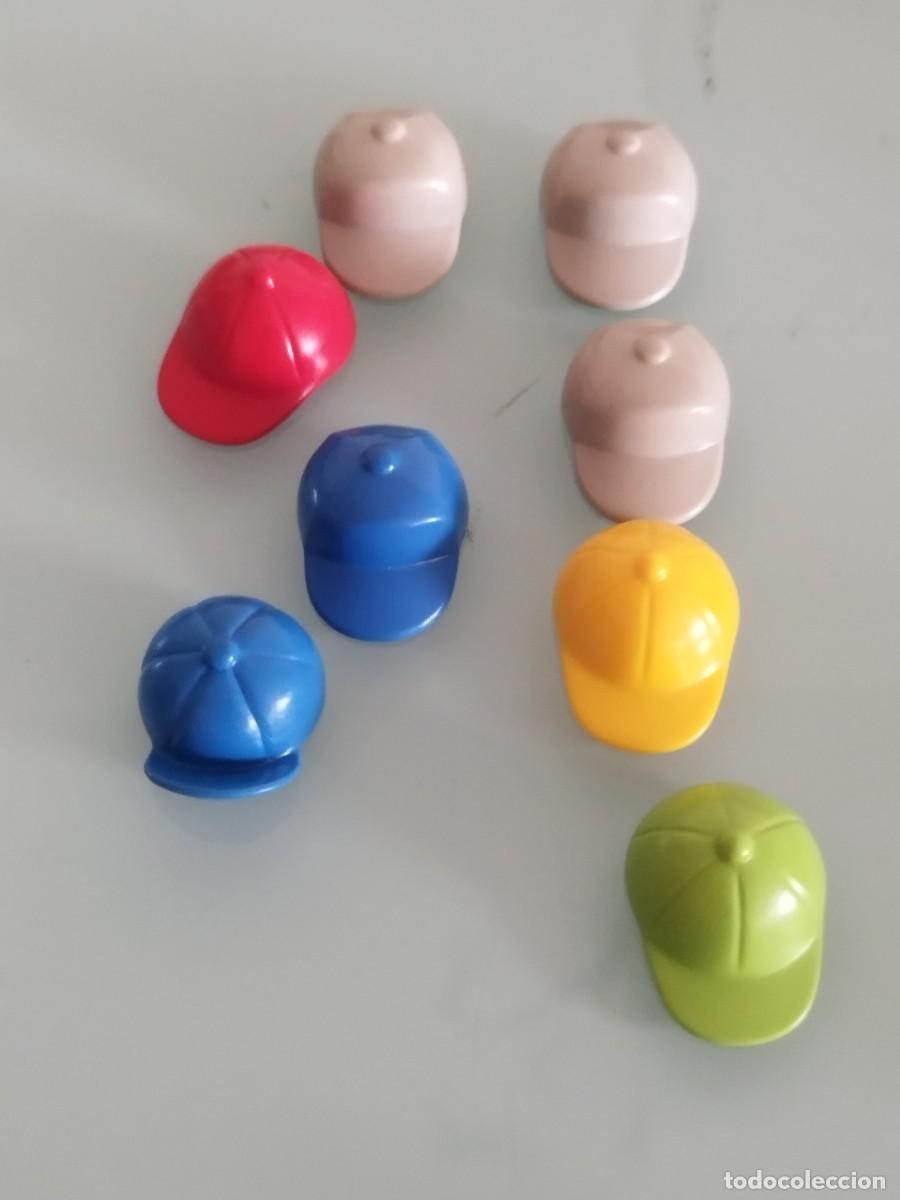 Playmobil: Figura Playmobil. Ocho gorras de visera, de diferentes colores.