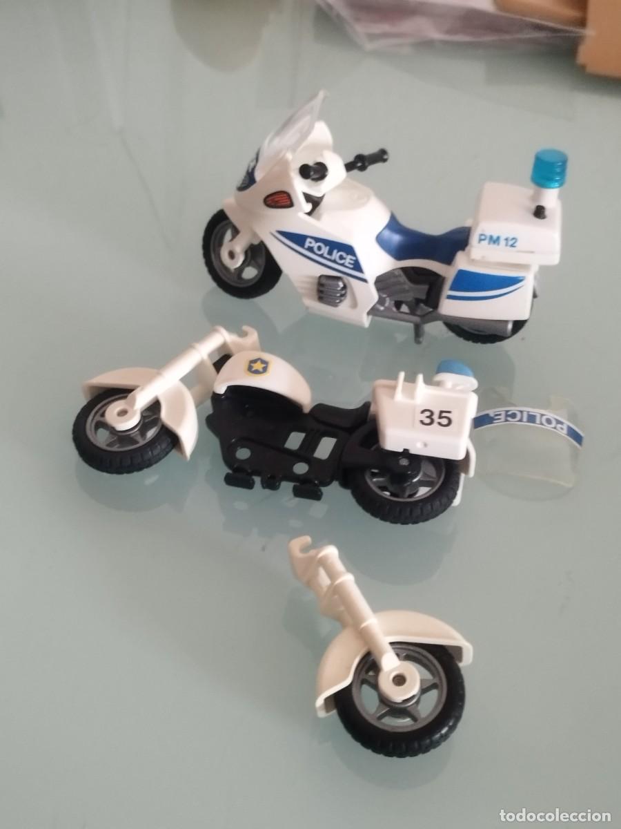 Playmobil: Figura Playmobil. Moto de polic&iacute;a, m&aacute;s piezas de otra moto.