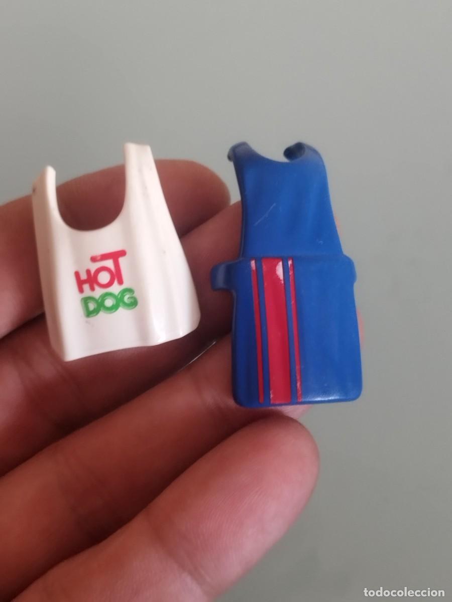 Playmobil: Figura Playmobil. Dos delantales, uno azul y otro blanco de puesto perritos calientes, con falta.