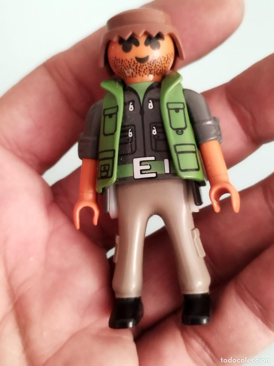 Playmobil: Figura playmobil. Chico o hombre con barba. Explorador malvado serie Wild life. Juguete.