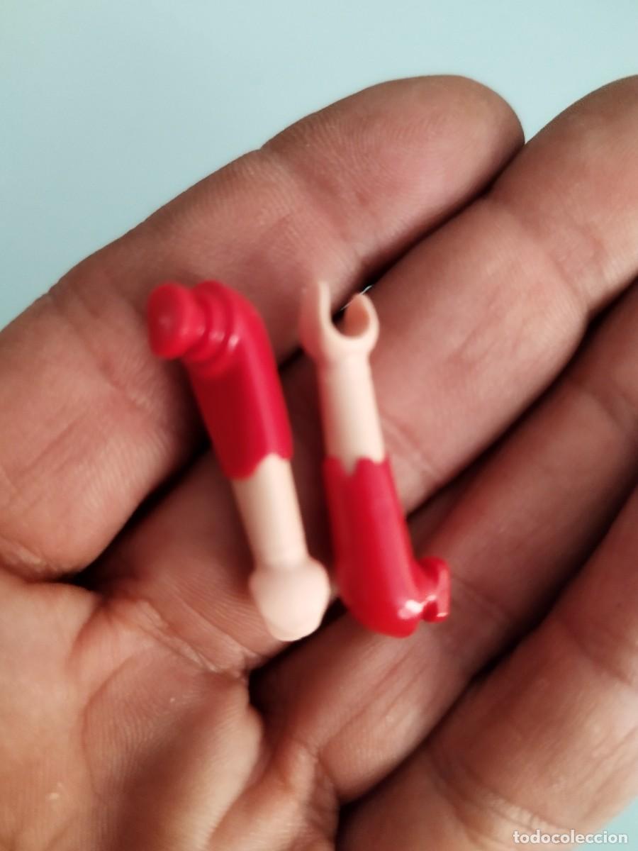 Playmobil: Figura Playmobil. Pareja de brazos camisa roja, pirata, n&aacute;ufrago..
