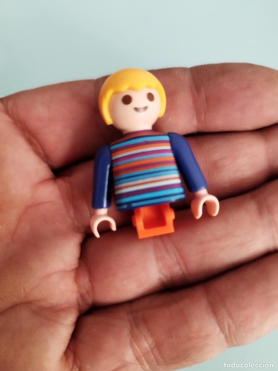 Playmobil: Figura Playmobil. Torso de ni&ntilde;o con un jersey de rayas multicolor de mangas azules y el conector.