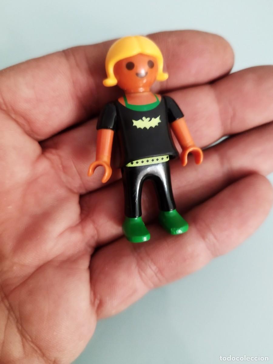 Playmobil: Figura Playmobil. Ni&ntilde;a rubia bronceada. Ni&ntilde;a con murci&eacute;lago en la camiseta.