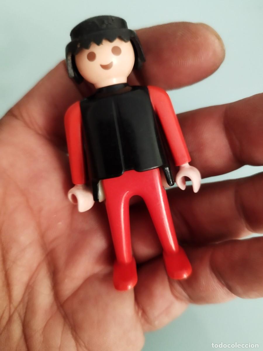 Playmobil: Figura Playmobil, geobra. Chico torso negro con piernas y brazos rojos.