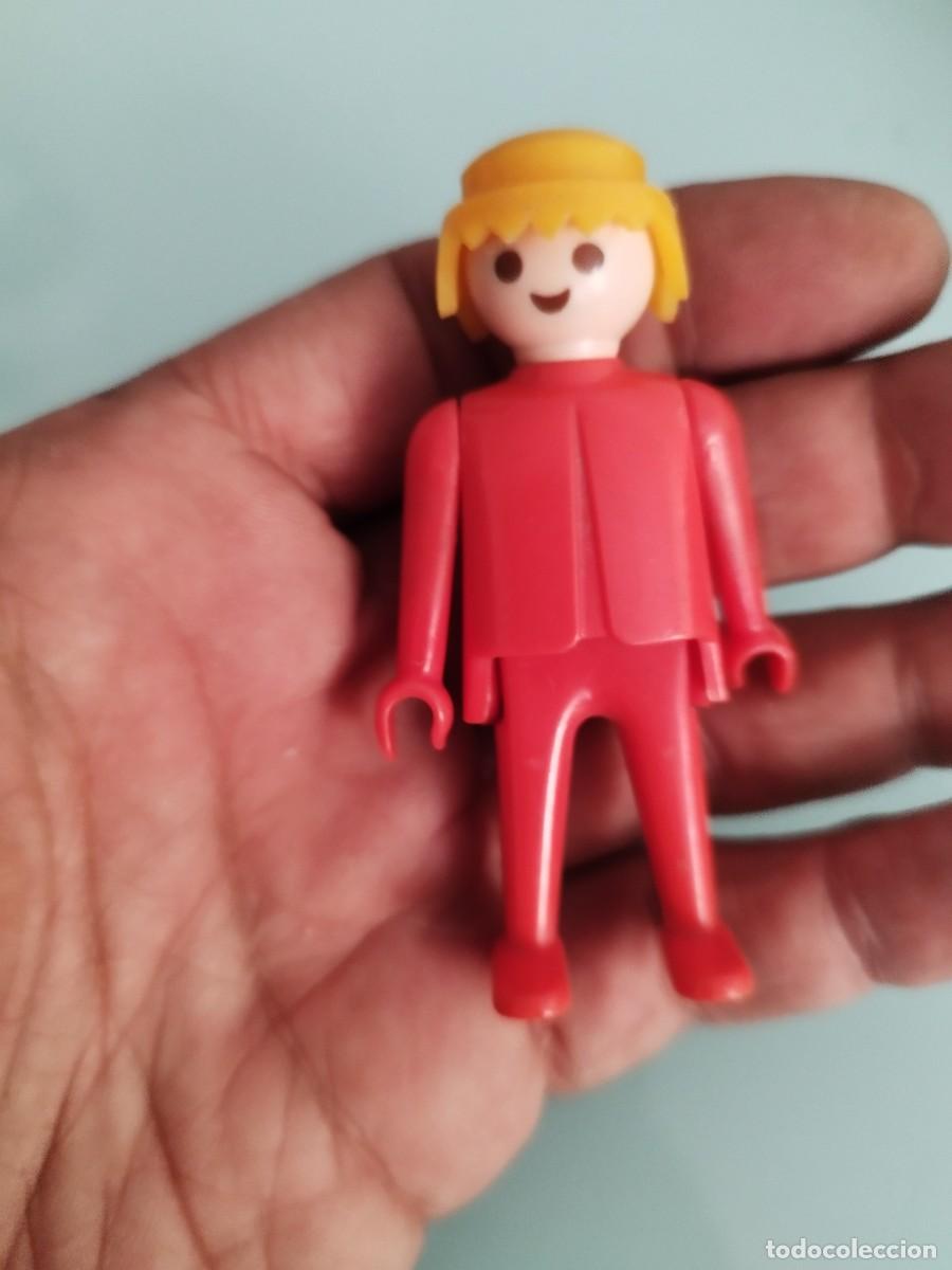 Playmobil: Figura Playmobil, geobra. Chico rubio de color rojo.