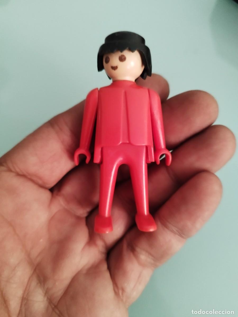 Playmobil: Figura Playmobil, geobra. Chico moreno vestido de rojo.