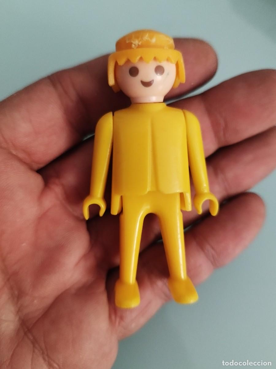 Playmobil: Figura Playmobil, geobra. Chico rubio vestido de amarillo.