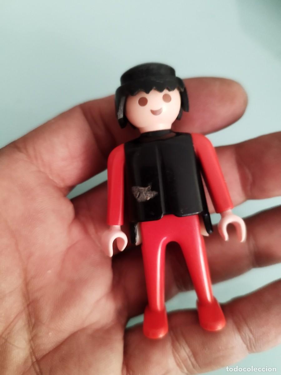 Playmobil: Figura Playmobil, geobra. Chico moreno torso negro, piernas y brazos rojos.
