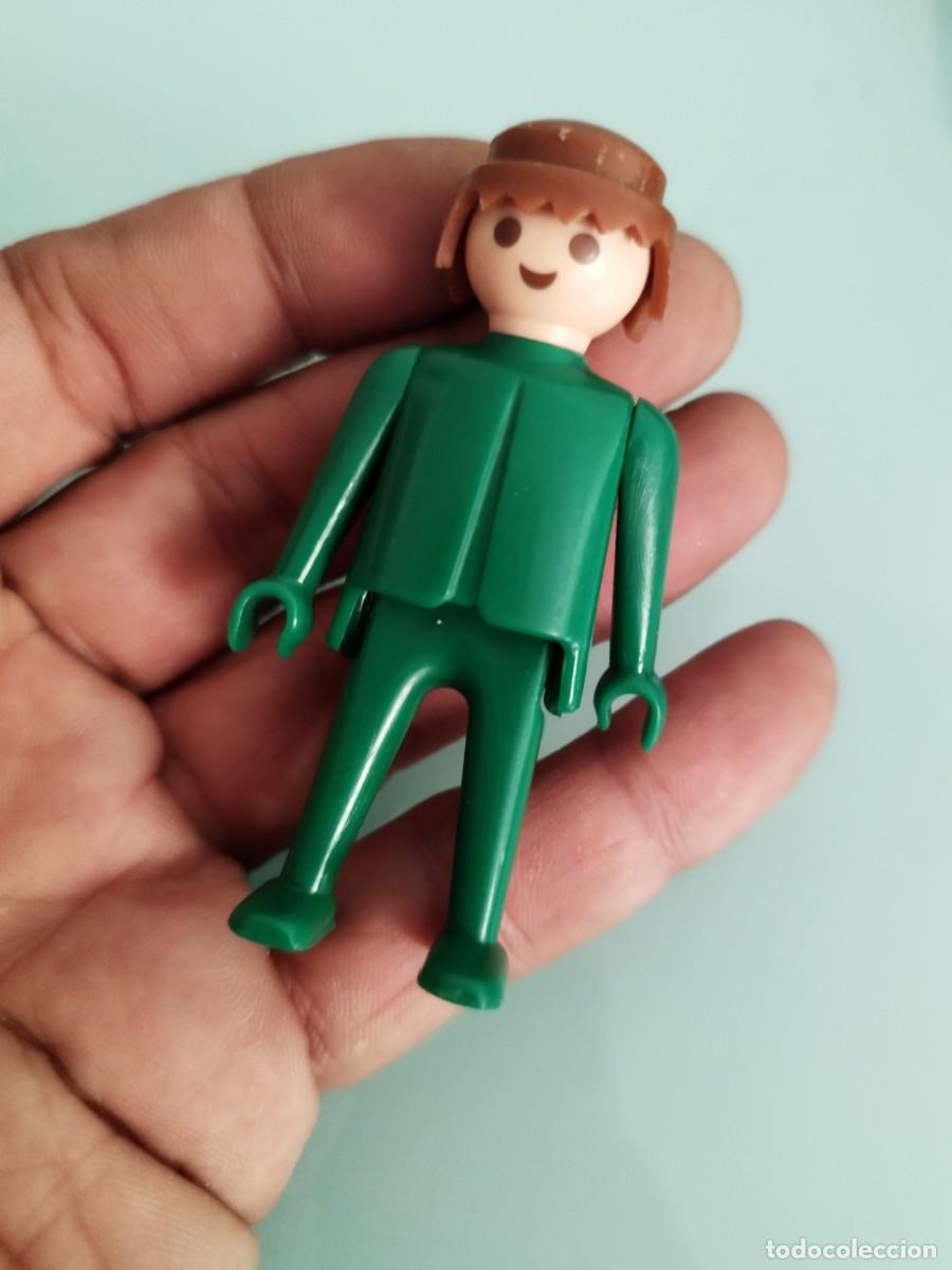 Playmobil: Figura Playmobil, geobra. Chico casta&ntilde;o de color verde.