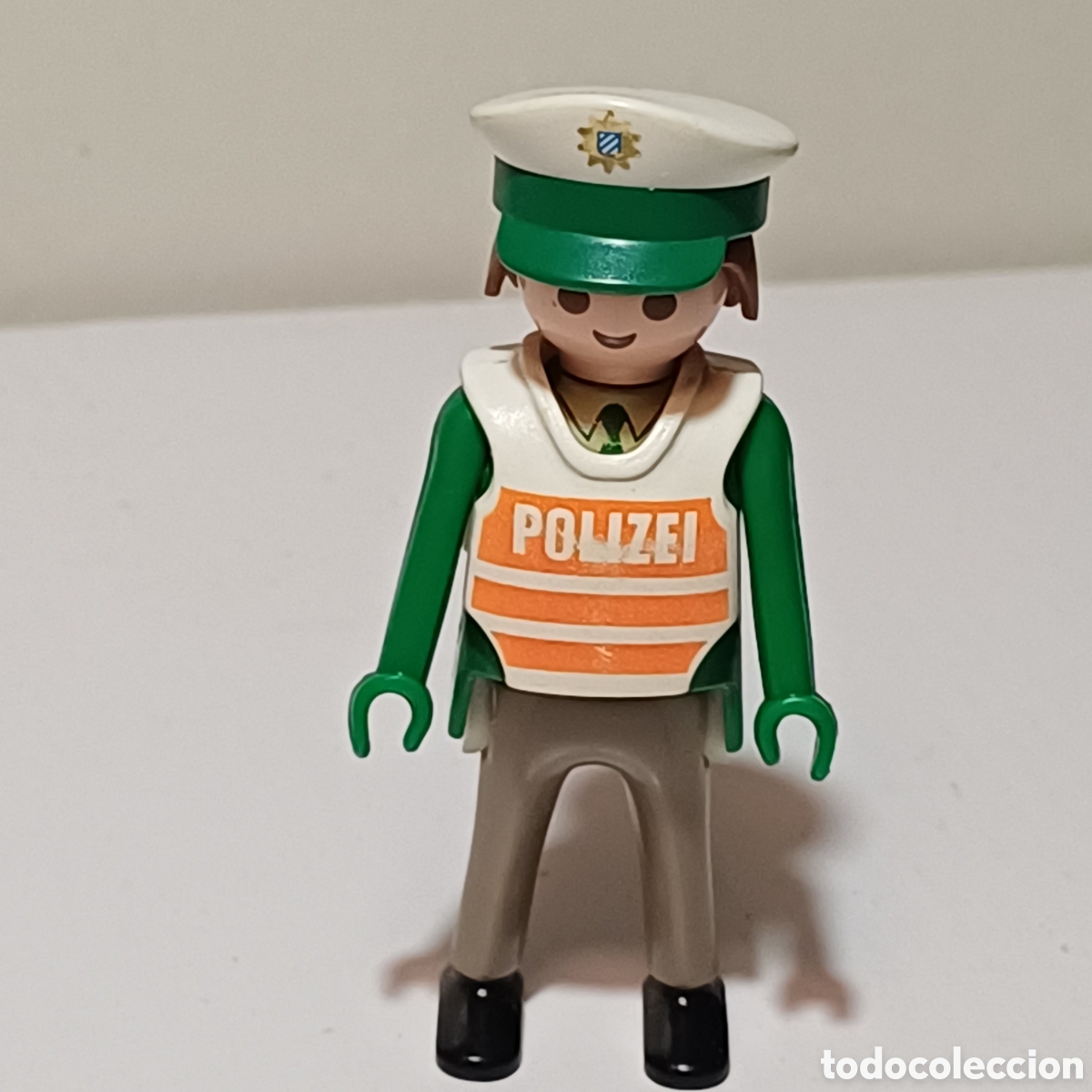 Playmobil: Figura Playmobil hombre capitan polic&iacute;a geobra 1997 polizei uniforme verde con peto