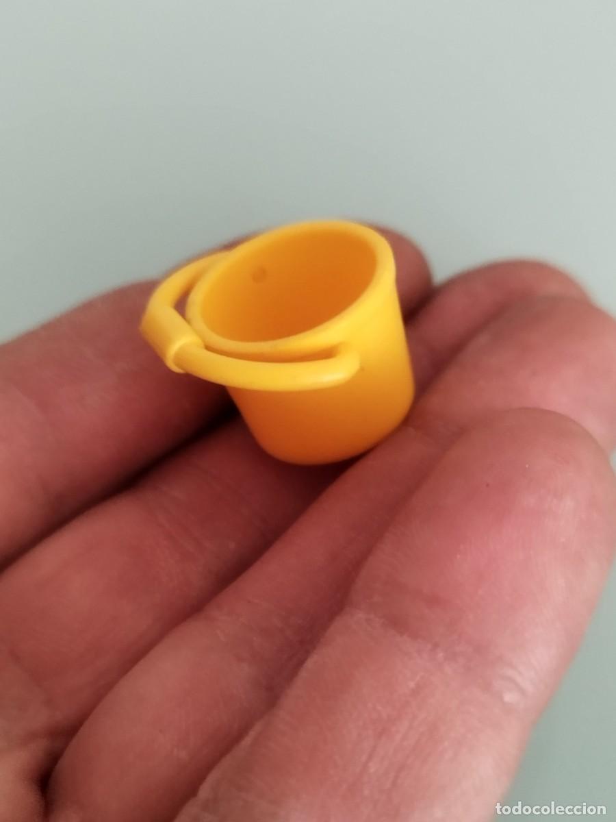 Playmobil: Figura Playmobil. Cubo d color amarillo. Granja