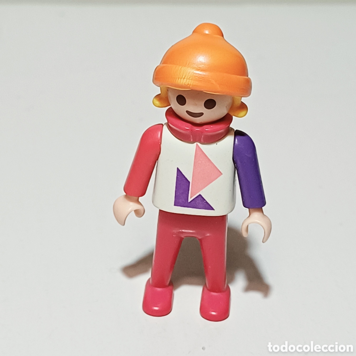 Playmobil: Figura Playmobil nila rubia con gorro y cuello rojo ref. 3688