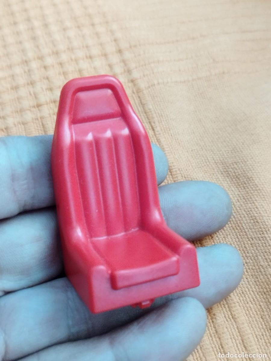 Playmobil: Figura Playmobil, asiento de coche de color rojo.