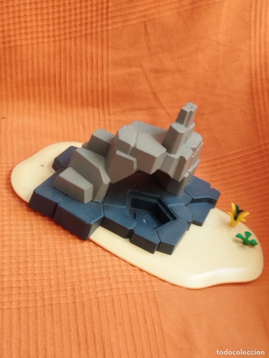Playmobil: Playmobil. Base de terreno rocoso con estanque. Aventura, selva, ruinas. Diorama.