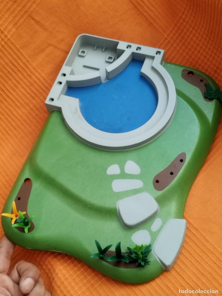 Playmobil: Playmobil. Base verde con estanque y vegetaci&oacute;n. Con camino de piedra. Diorama.