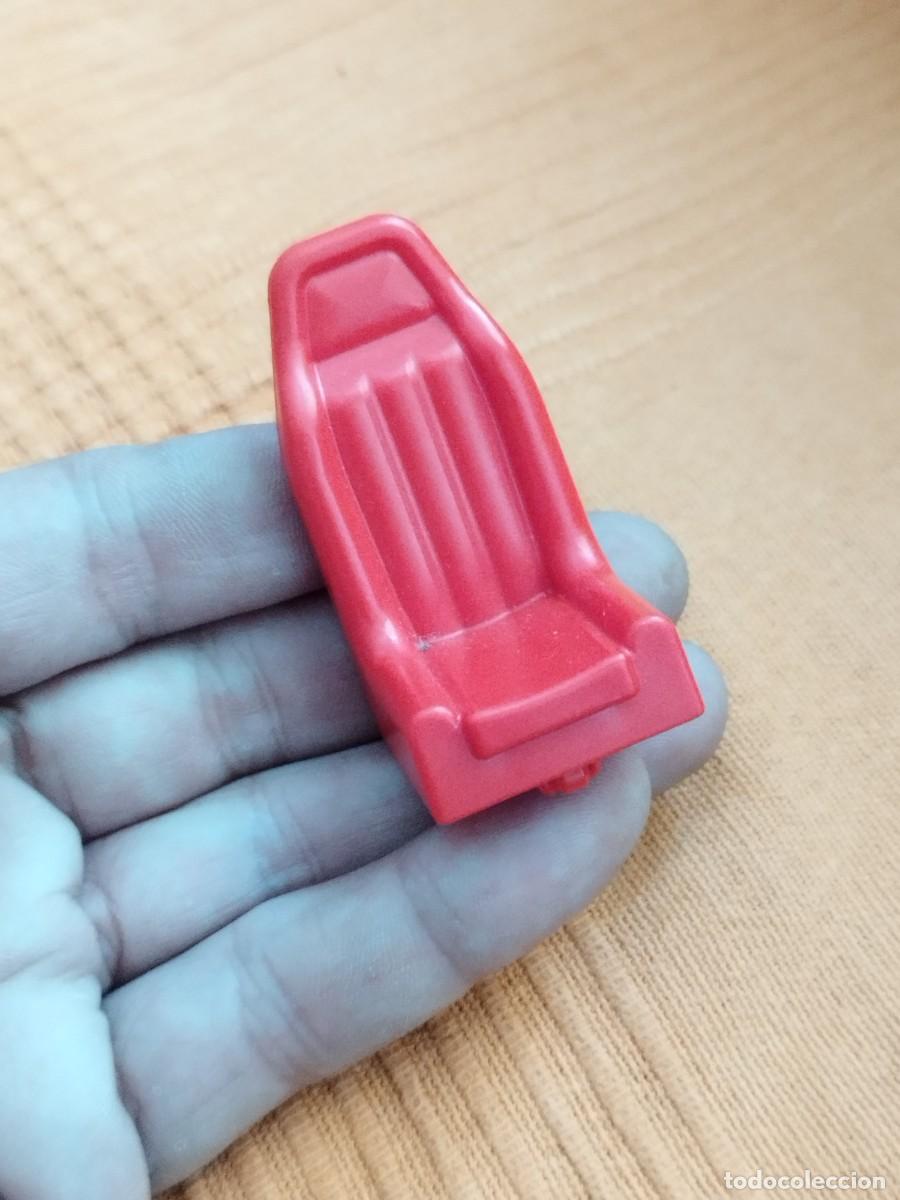 Playmobil: Figura Playmobil, asiento de coche de color rojo.