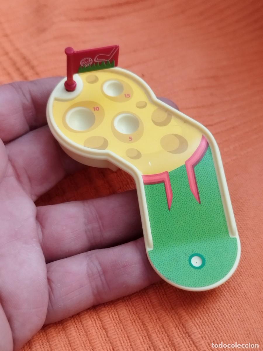 Playmobil: Figura Playmobil, minigolf con dise&ntilde;o de queso. Ni&ntilde;os jugando al minigolf.