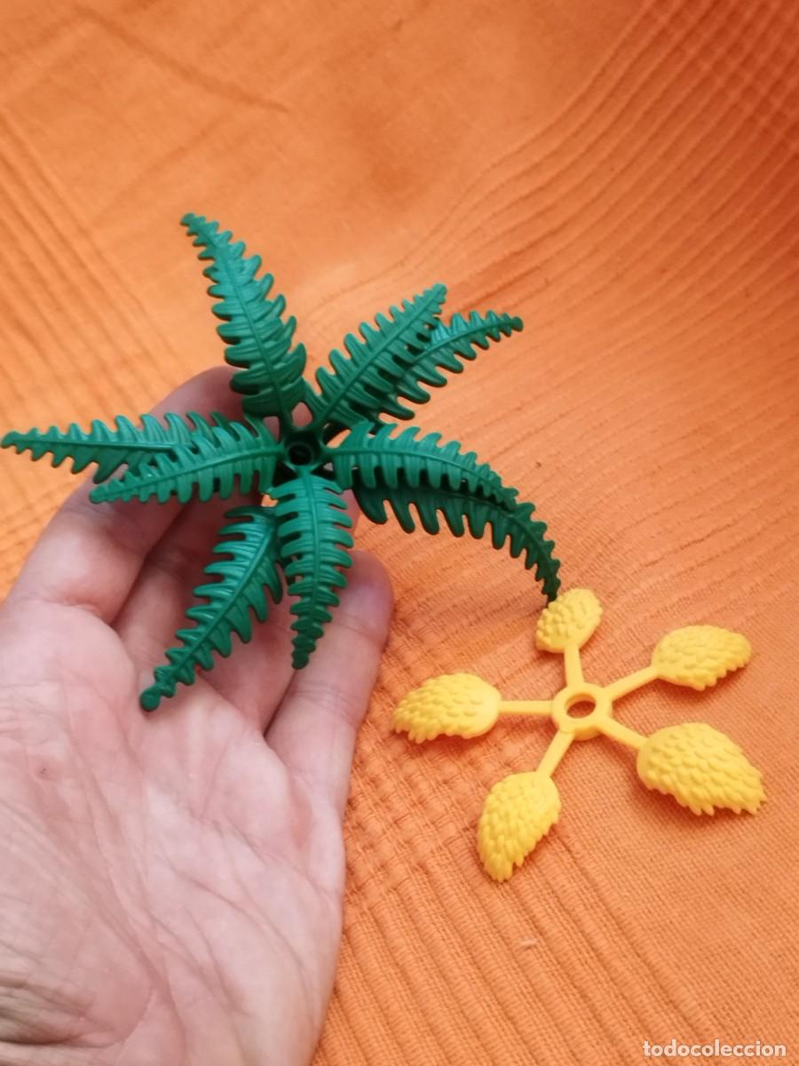 Playmobil: Figura Playmobil, helecho o copa de hojas verdes y un accesorio de flores frutos amarillos. Palmera