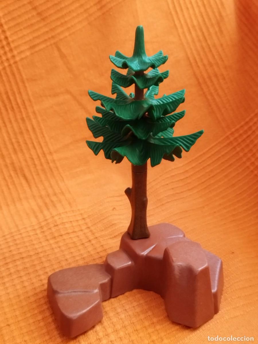 Playmobil: Figura Playmobil, base de roca marr&oacute;n con pino aveto.