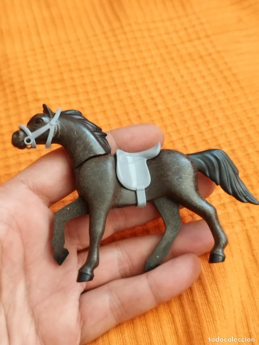 Playmobil: Figura Playmobil, caballo de color marr&oacute;n con su y bocado de color gris.