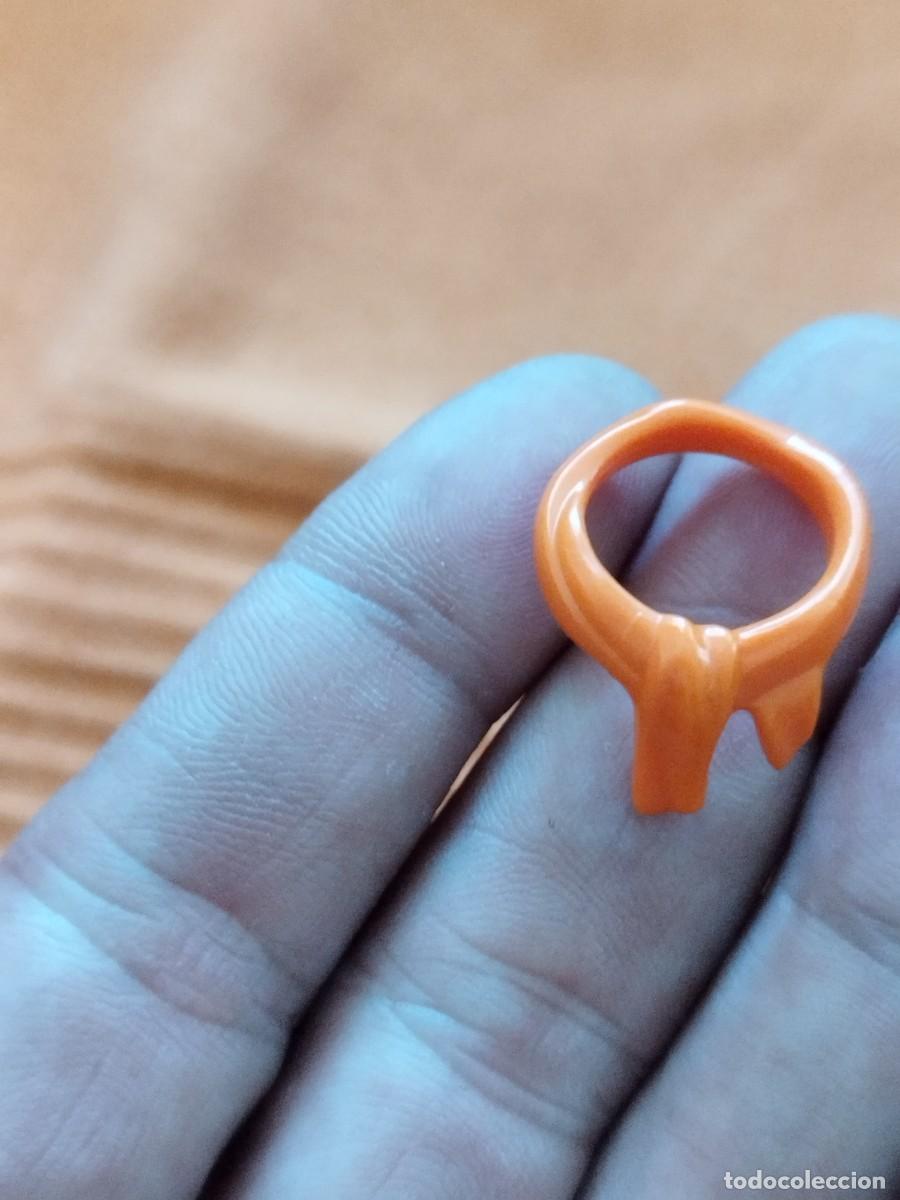 Playmobil: Figura Playmobil. Pa&ntilde;uelo de cuello de color naranja.