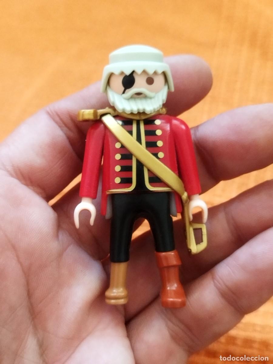 Playmobil: Figura Playmobil. Capit&aacute;n pirata con pata de palo y parche en el ojo.