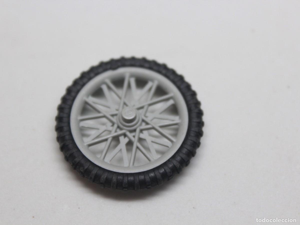 Playmobil: Accesorio playmobil rueda moto neum&aacute;tico negro llanta gris radios
