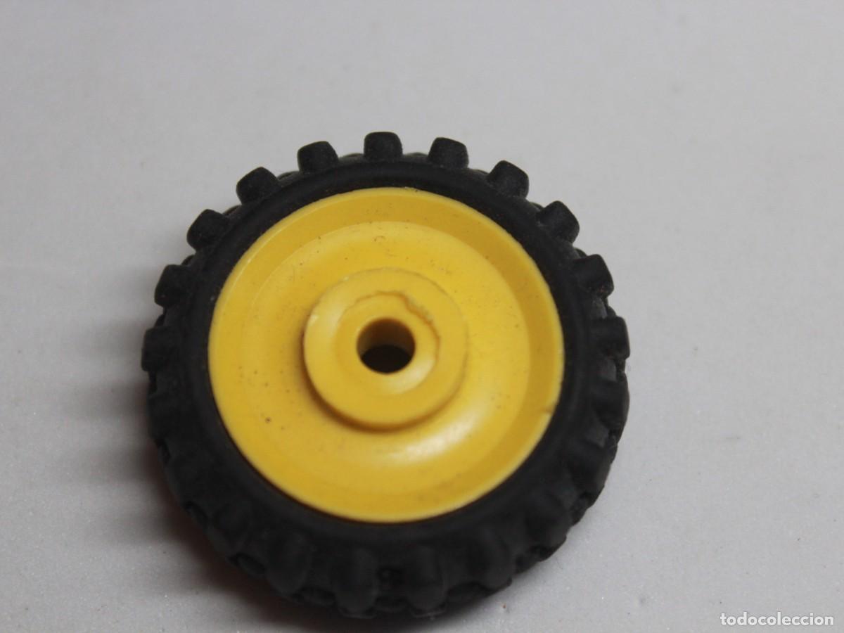 Playmobil: Accesorio playmobil rueda todoterreno neum&aacute;tico negro llanta amarilla