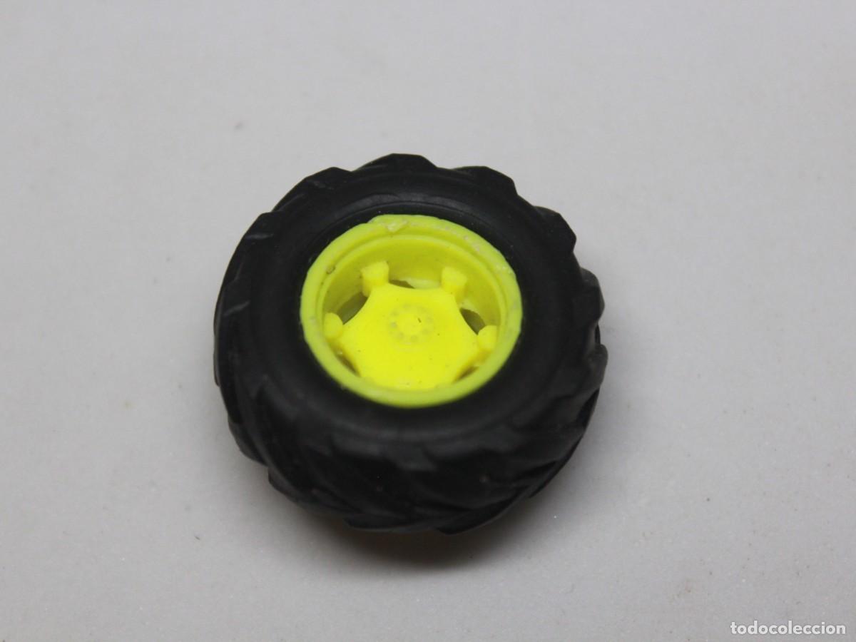 Playmobil: Accesorio playmobil rueda todoterreno peque&ntilde;a neum&aacute;tico negro llanta amarilla