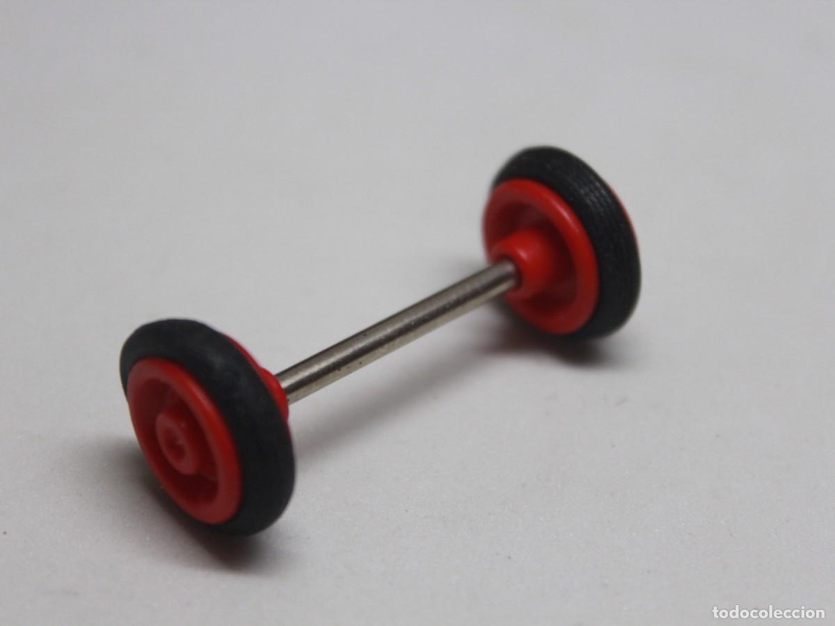 Playmobil: Accesorio playmobil eje met&aacute;lico con 2 ruedas rojas veh&iacute;culo cl&aacute;sico