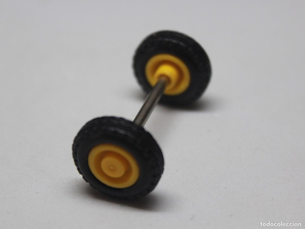 Playmobil: Accesorio playmobil eje met&aacute;lico con 2 ruedas amarillas veh&iacute;culo cl&aacute;sico