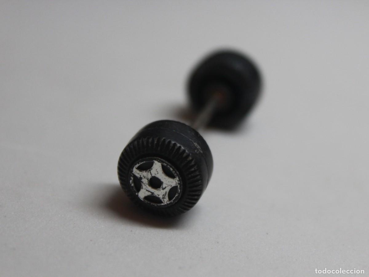 Playmobil: Accesorio playmobil eje con 2 ruedas negras llantas plateadas veh&iacute;culo