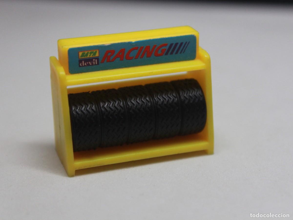 Playmobil: Accesorio playmobil expositor de neum&aacute;ticos Racing amarillo taller coches set 3738