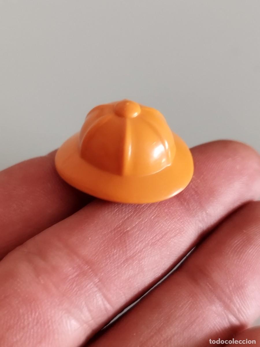 Playmobil: Figura Playmobil. casco salacot o sombrero de explorador o safari de color naranja.