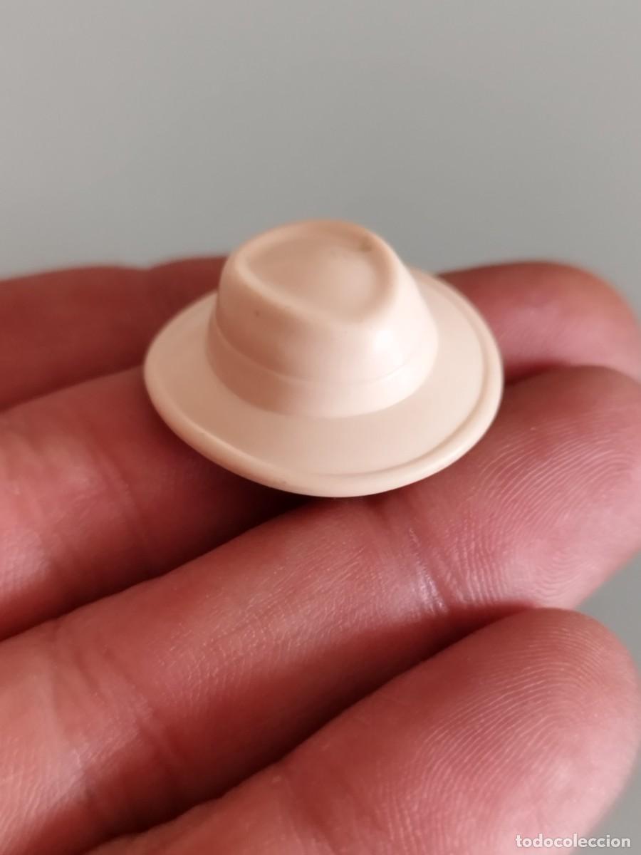 Playmobil: Figura Playmobil. Sombrero de color beige, Oeste, western o de &eacute;poca.