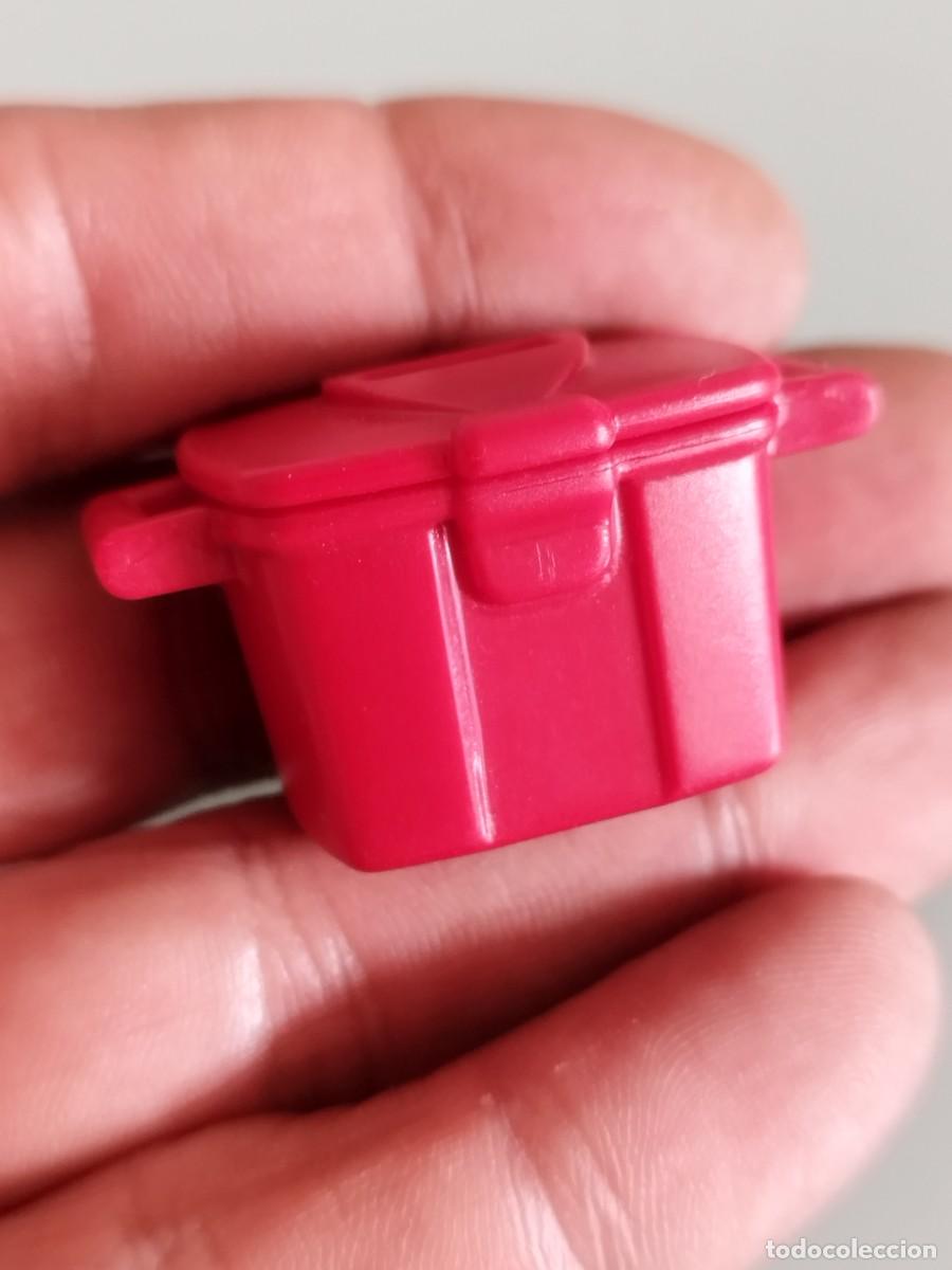 Playmobil: Figura Playmobil. Caja o nevera port&aacute;til roja. Con tapa y asas laterales.