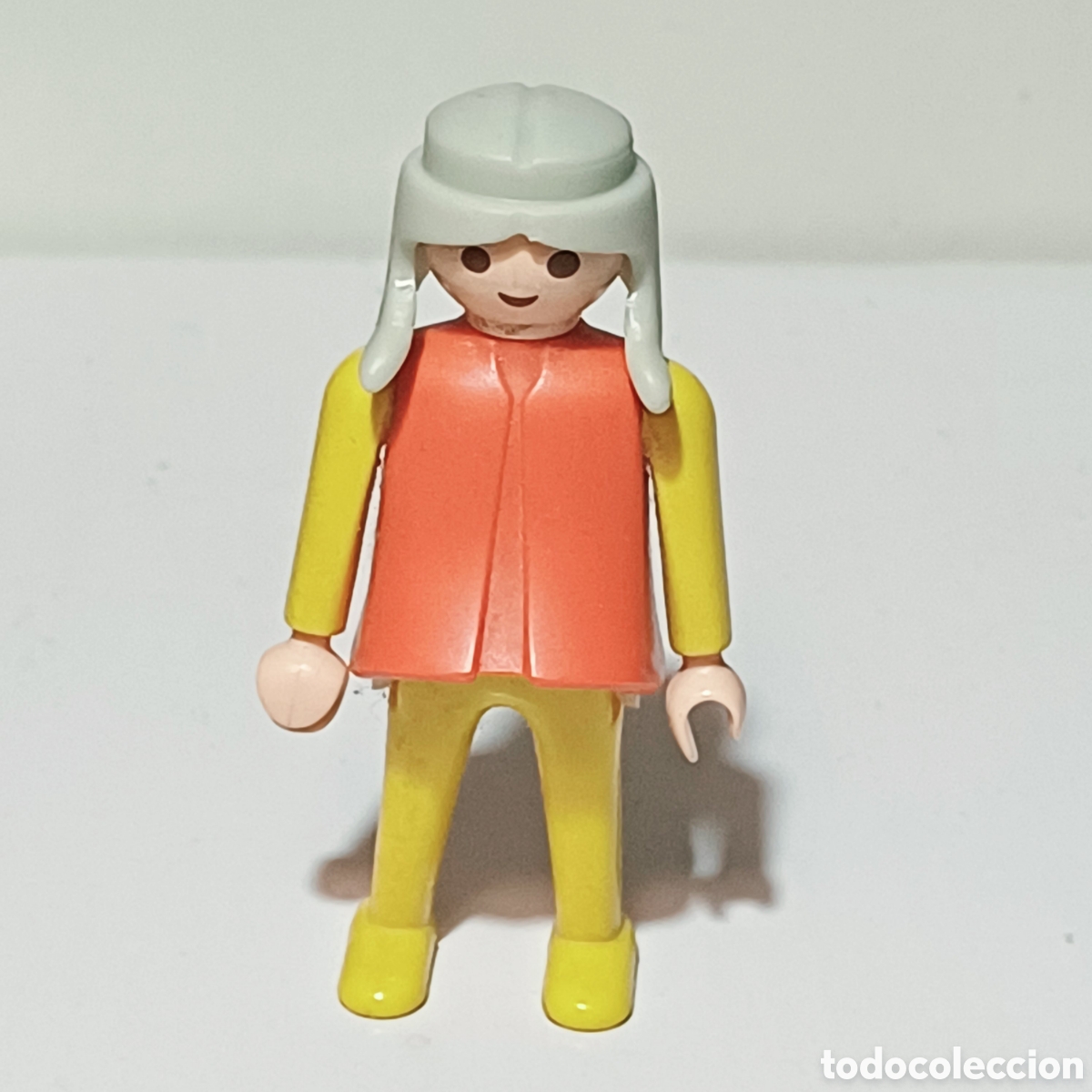 Playmobil: Figura Playmobil mujer primera epoca torso rojo piernas amarillas pelo blanco trenzas city ciudad