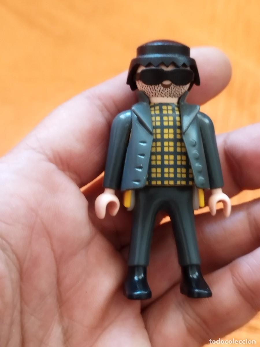Playmobil: Figura Playmobil. ladr&oacute;n o g&aacute;nster con chaqueta gris y camisa a cuadros.