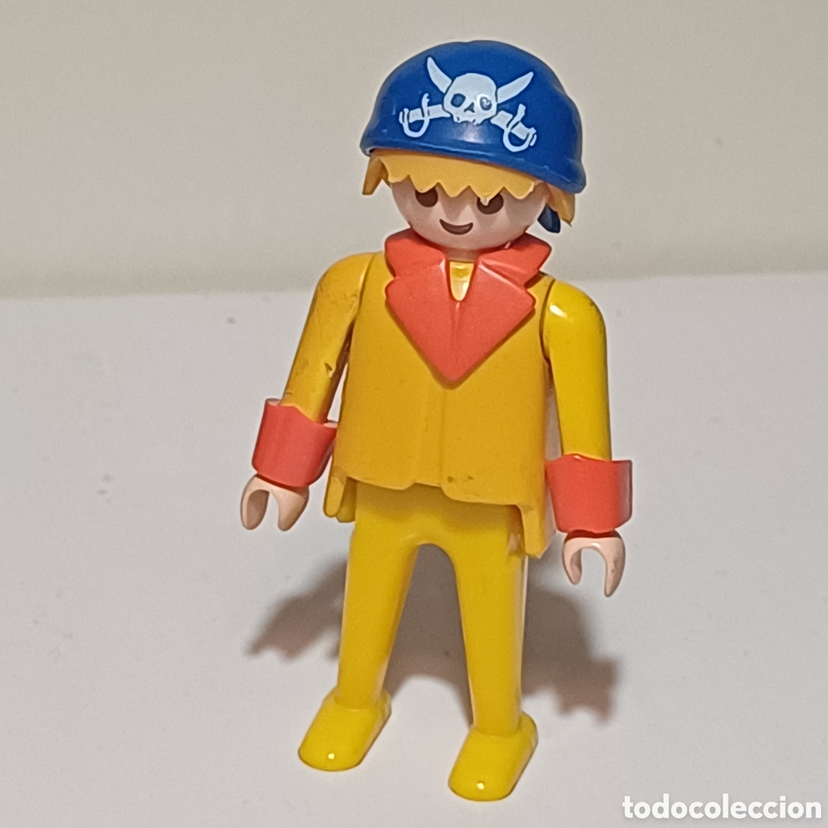 Playmobil: Figura Playmobil primera epoca pirata amarillo con pu&ntilde;os rojos de punta