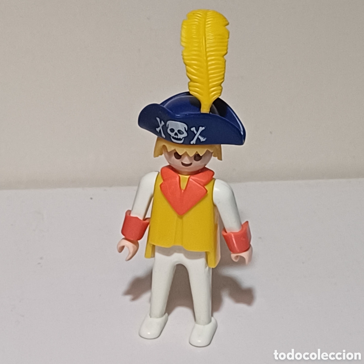 Playmobil: Figura Playmobil primera epoca pirata rubio amarillo con pu&ntilde;os rojos de punta