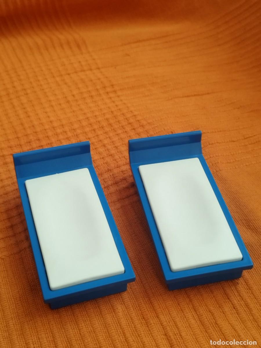 Playmobil: Dos camas de PLaymobil de color azul, con los colchones blancos.