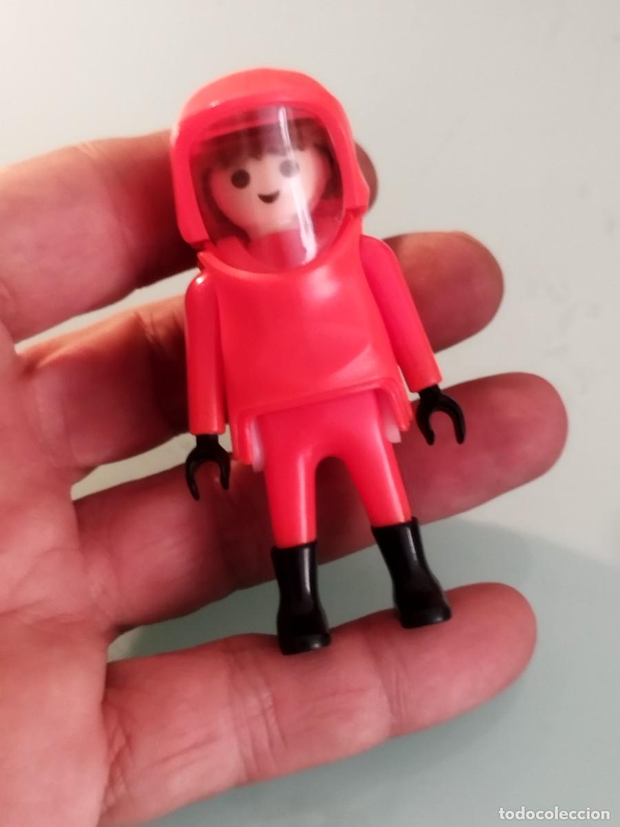Playmobil: Figura Playmobil. bombero con traje de protecci&oacute;n rojo y casco con visor transparente.