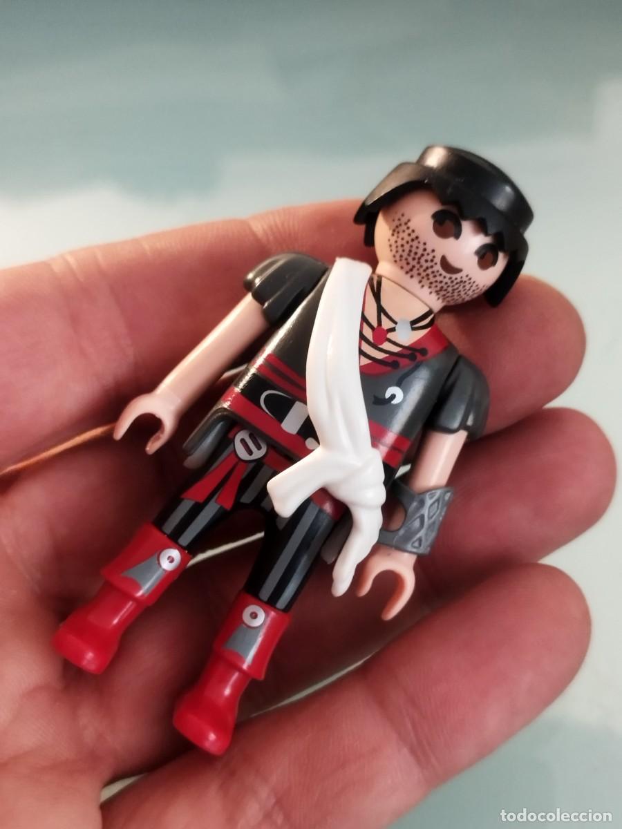 Playmobil: Figura Playmobil. Pirata con barba, botas rojas y una banda blanca al hombro.
