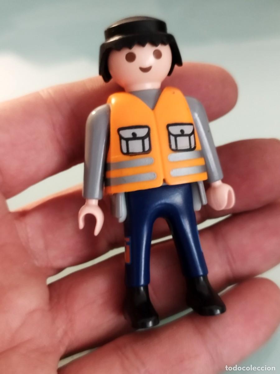 Playmobil: Figura Playmobil. Operario, trabajador de pista de aeropuerto. Con chaleco naranja.
