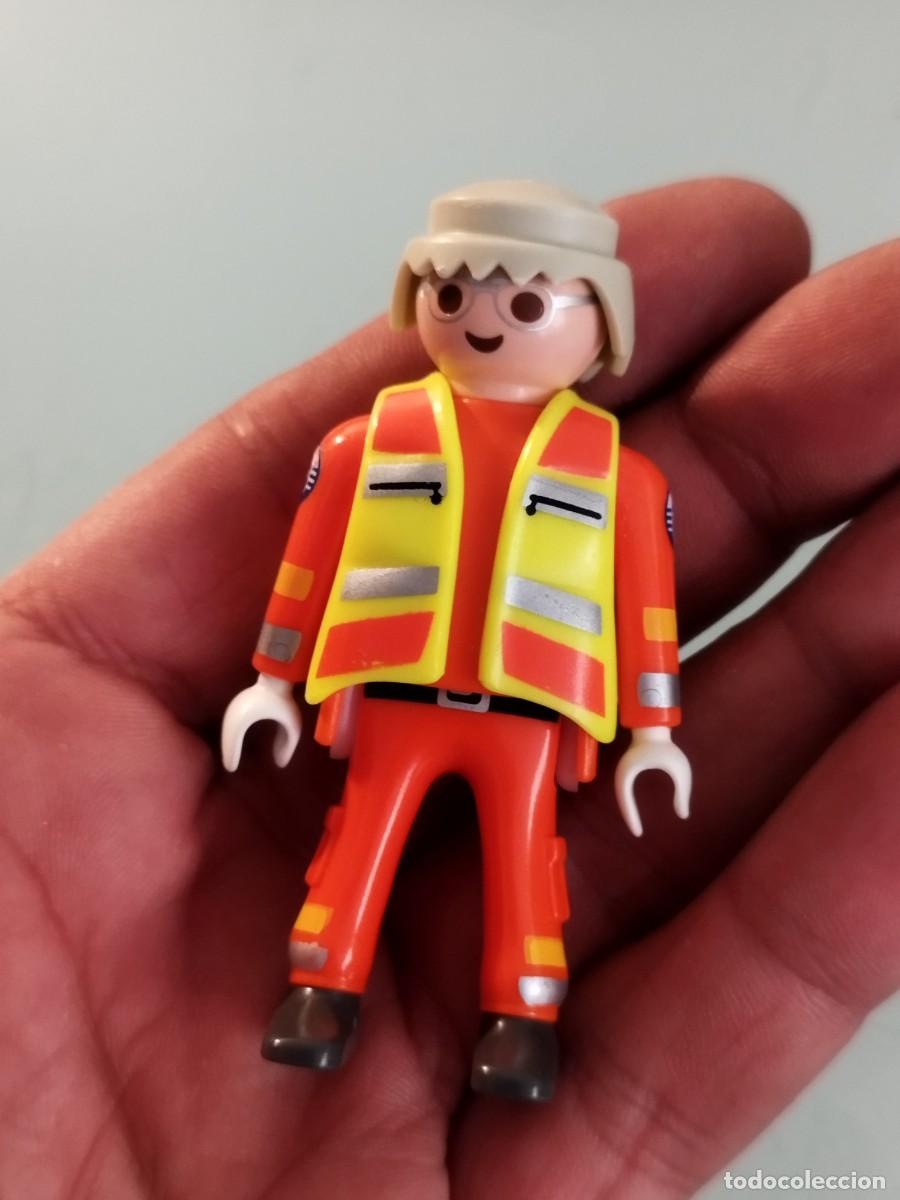 Playmobil: Figura Playmobil. T&eacute;cnico de emergencias sanitarias o param&eacute;dico.
